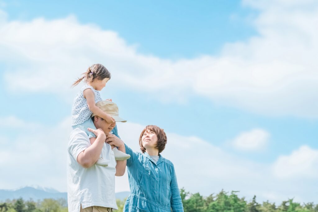 田舎暮らしをする家族